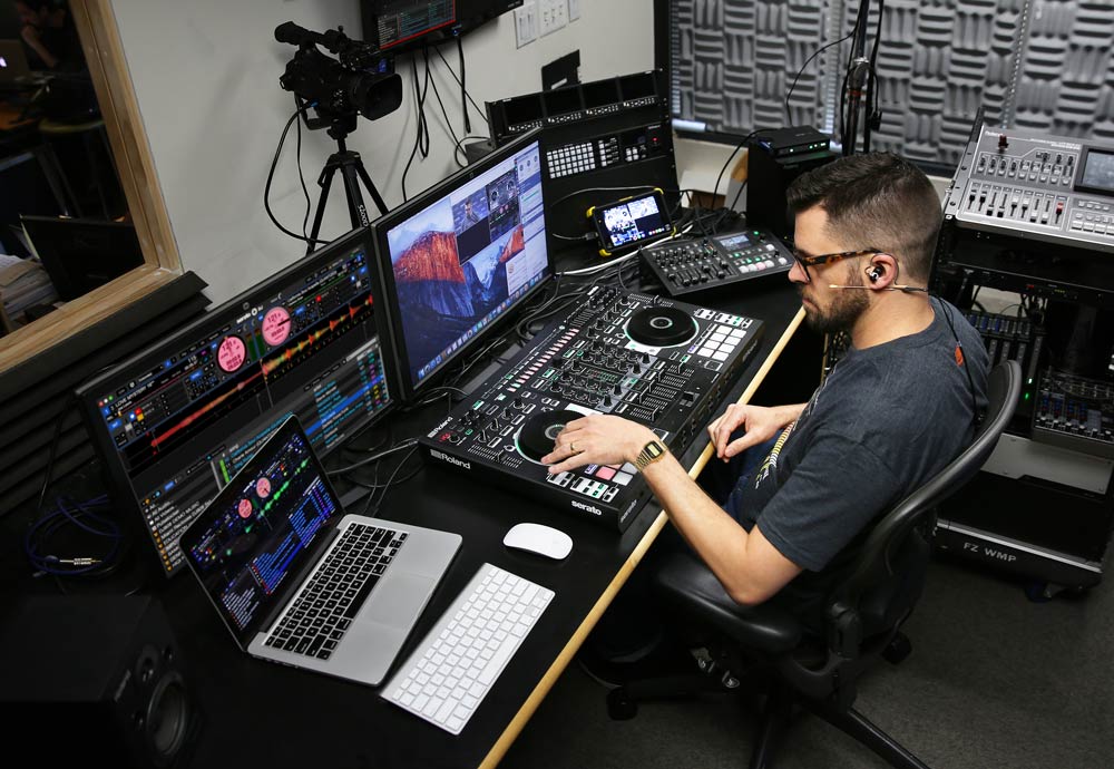 During each live DJ-808 training session, the instructor works with the DJ-808 and Serato DJ, and interacts with viewers via live chat, voice, and webcam.